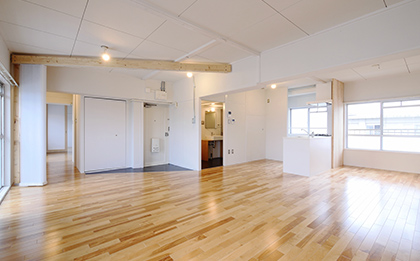 光と風を取り込むバーチカルブラインドが特徴的なお部屋す